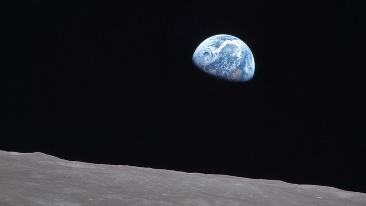 Při letecké nehodě zemřel astronaut Apolla 8, který vyfotil "východ Země" z vesmíru