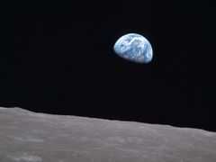 Modrá planeta. Východ Zeměkoule nad lunárním povrchem, jak jej zachytili astronauté Apolla 8 při historicky prvním obletu člověka kolem Měsíce o Vánocích roku 1968.