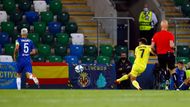 Gerard Moreno z Villarrealu  dává gól do sítě Chelsea v Superpoháru UEFA
