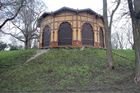 Na pražské Letné stojí už 122 let neorenesanční dřevěná stavba.