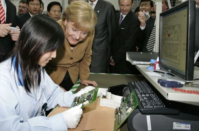 Germany~~s Chancellor Angela Merkel visits the production line at the factory of Siemens Numerical Control Ltd. in Nanjing August 29, 2007. REUTERS/Aly Song (CHINA)