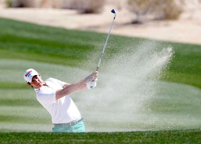 Odpal z písku Itala Mattea Manassera během třetího kola golfového šampionátu WGC - Accenture Match Play v Maraně, v Arizoně.