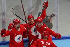 Rusové v nájezdech trefili finále olympijského turnaje, Slováci vyzvou o bronz Švédy