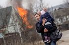 Po těžkém ostřelování prchá muž s dítětem z ukrajinského města Irpiň, které leží poblíž Kyjeva. Ruské jednotky se tehdy přibližovaly k městu a civilisté měli jedinou volnou cestu.