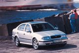 2. Škoda Octavia - 20 362 kusů: Dvojkou trhu byla druhá modelová řada, kterou automobilka s okřídleným šípem nabízela. Octavia byla podstatně mladší než Felicia, premiéru oslavila na podzim roku 1996, a šlo rovněž o první model značky využívající podlahovou plošinu koncernu VW. Ve výbavě se objevily prvky českým automobilům do té doby zapovězené, pod kapotou byl od počátku výroby vedle benzinových motorů i turbodiesel. První generace se nakonec dělala až do roku 2010, posledních několik let souběžně i s druhou generací jako její levnější alternativa.