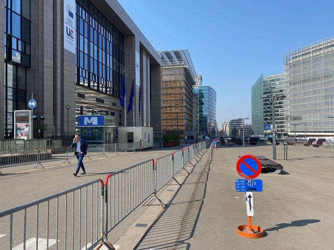 Vylidněné ulice před dějištěm summitu EU s Joem Bidenem.