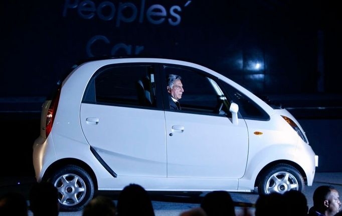 Ratan Tata sedí v "lidovém voze" Tata Nano. Dillí 10.1.2008.