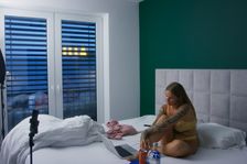 Recenze: Intimita na prodej a láska za předplatné. Virtuální přítelkyně jsou o samotě