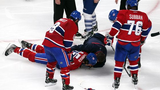 Montrealský bitkař George Parros se zranil při druhé ruční výměně s Coltonem Orrem.