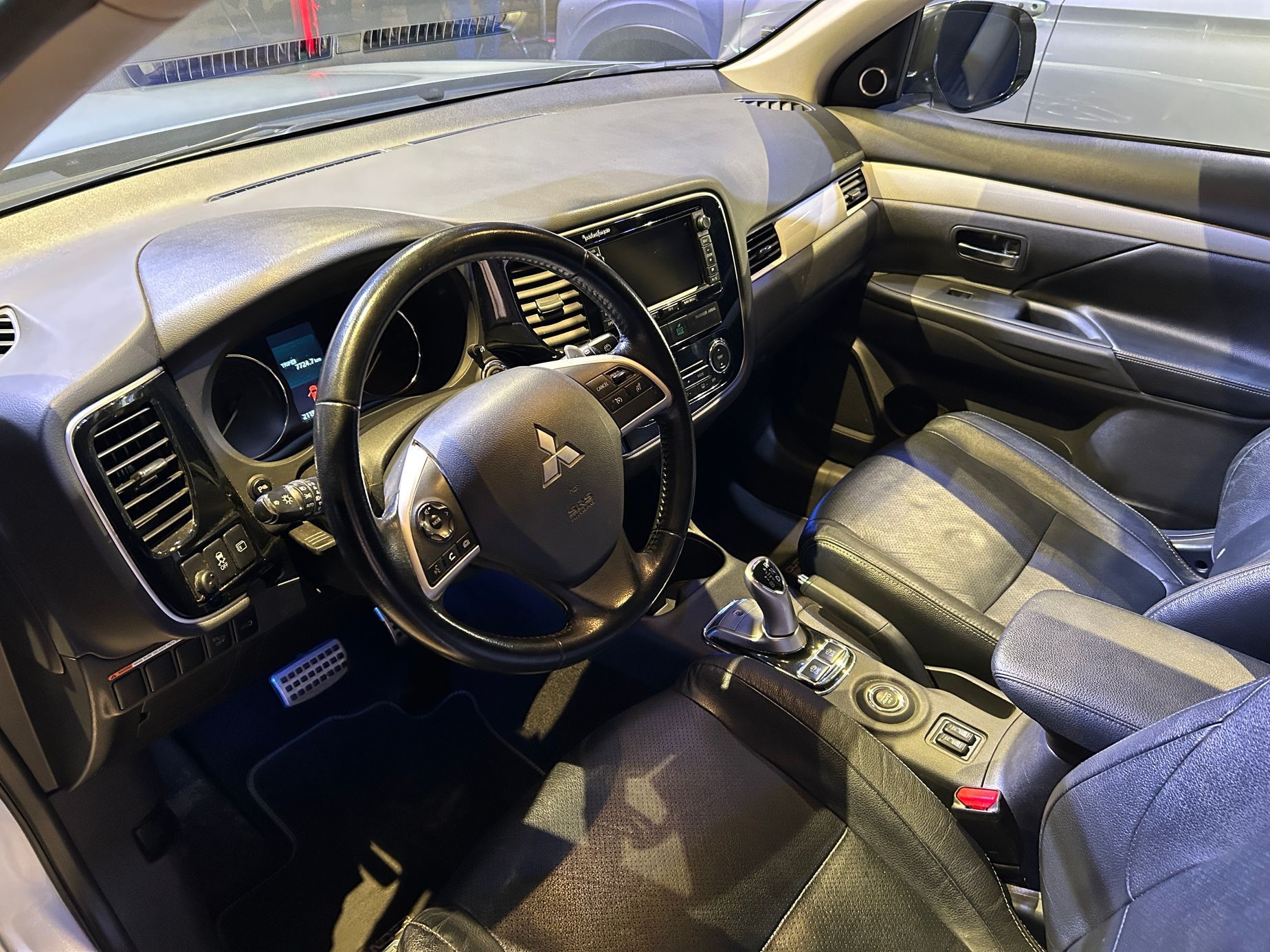Mitsubishi Outlander PHEV 2025