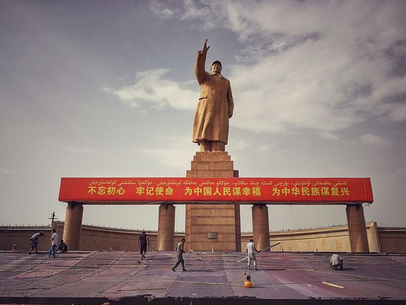 Socha Mao Ce-tunga v Číně, zemi, do níž se cestovatel probojovával osm hodin.