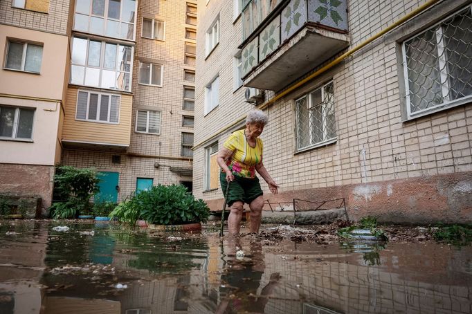 Záplavy po zničení ukrajinské přehrady Nová Kachovka.
