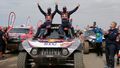 Stépahane Peterhansel z týmu Mini slaví vítězství v Rallye Dakar 2021