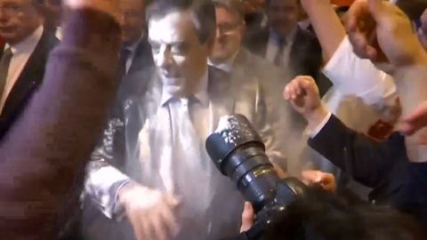 Moučný útok. Demonstrant hodil na francouzského prezidentského kandidáta mouku