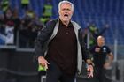 Juventus v závěru ukradl Interu vítězství. Rozčilený Mourinho skončil na tribuně