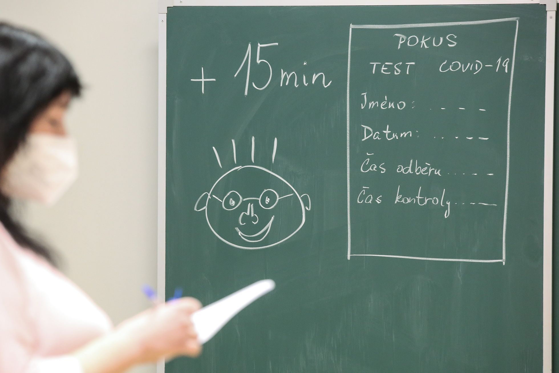 Testování na koronavir covid-19 na školách, škola, žáci, školství, učitelé, antigenní test, výuka