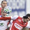 Michal Škoda z Mladé Boleslavi a Filip Čihák z Pardubic v zápase 8. koal Fortuna:Ligy