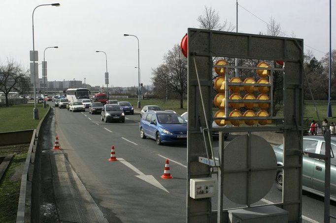 Vjezd do již tříproudé Legerovy ulice z Nuselského mostu. Tam tři pruhy stačí.