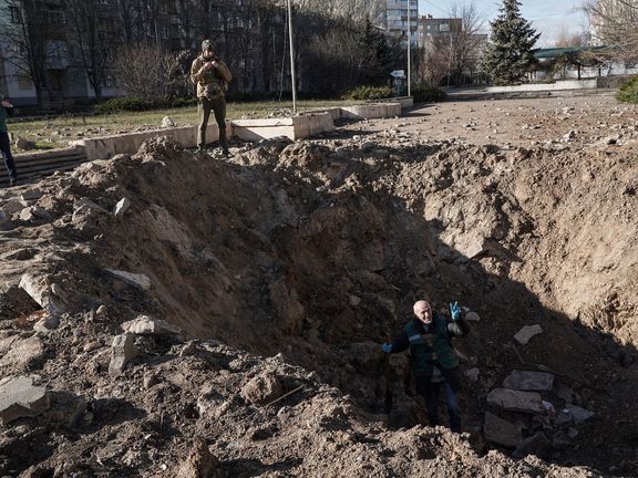 Oleh Kajdašov odebírá vzorky půdy z kráteru po ruském ostřelování Chersonu.