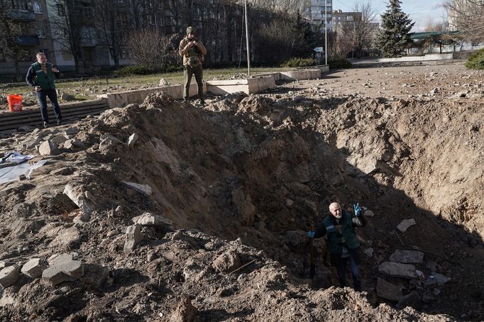 Oleh Kajdašov odebírá vzorky půdy z kráteru po ruském ostřelování Chersonu.