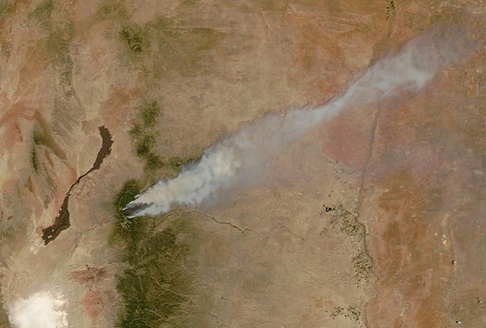 NASA satellite image shows fires burning near the resort community of Ruidoso, New Mexico, June 10, 2012. Raging wildfires forced hundreds of residents to flee homes in Colorado and New Mexico on Sunday as high winds and high temperatures fanned the flames, authorities said. In central New Mexico, about 1,500 people fled the "Little Bear" fire near Ruidoso to shelters set up by churches and the Red Cross. REUTERS/NASA/Aeronet/Handout (UNITED STATES - Tags: ENVIRONMENT DISASTER) FOR EDITORIAL USE ONLY. NOT FOR SALE FOR MARKETING OR ADVERTISING CAMPAIGNS Published: Čer. 11, 2012, 4:11 dop.