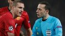 Fotbal, Liga mistrů: Manchester United - Real Madrid: Rio Ferdinand, Nemanja Vidič a rozhodčí Cuneyt Cakir