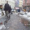 Po kalamitě přišlo oteplení. A těžký sníh padá ze střech