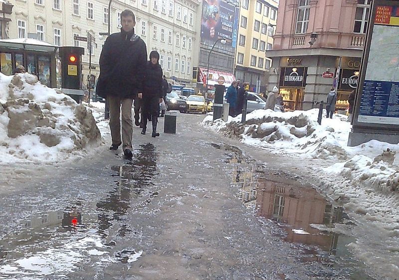 Po kalamitě přišlo oteplení. A těžký sníh padá ze střech