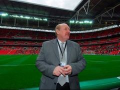 Výkonný šéf Anglické fotbalové asociace Brian Barwick na inspekci v den otevření stadionu ve Wembley.