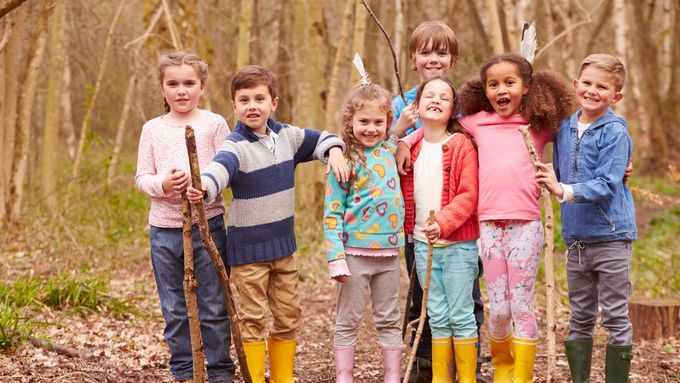 Děti v nové lesní škole v Norfolku se budou starat o lamy, obdělávat půdu a pěstovat zeleninu.