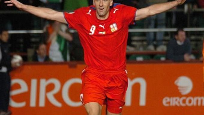 Jan Koller se raduje z vyrovnávacího gólu v utkání kvalifikace ME 2008 s Irskem.