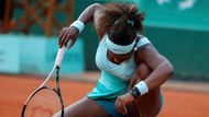 1. Poražená Serena. Největší událostí dosavadního průběhu French Open je bezesporu fakt, že světová sedmička a 17 zápasů v řadě neporažené Serena Williamsová vypadla už v prvním kole, v němž nestačila na domácí Victorii Razzanaovou. Ta si nicméně své slávy příliš neužila, neboť už ve druhém kole prohrála s Holanďankou Rusovou.