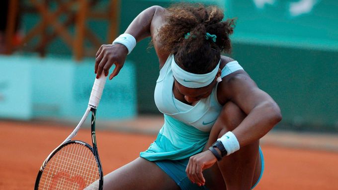 FOTO Superfavoritka končí, Serena Williamsová je na kolenou