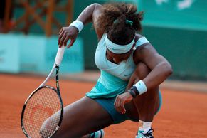 FOTO Superfavoritka končí, Serena Williamsová je na kolenou