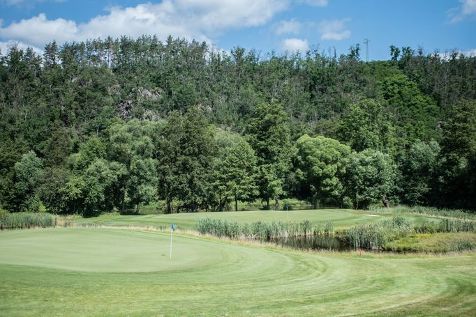 Železnici lemuje také Panorama Golf Resort.