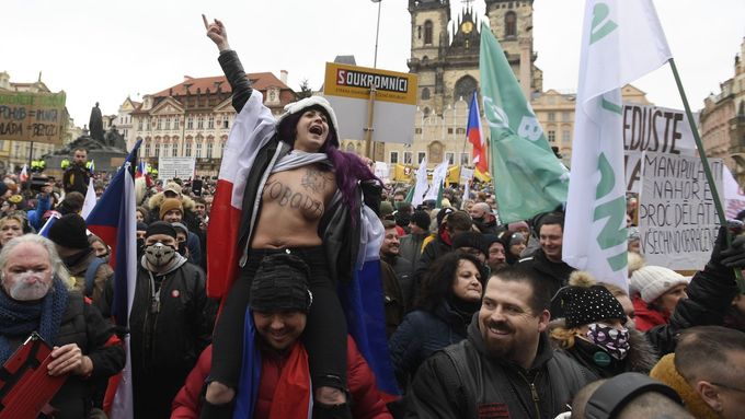 Přijel cirkus... (demonstrace odpůrců vládních opatření na pražském Staroměstském náměstí).