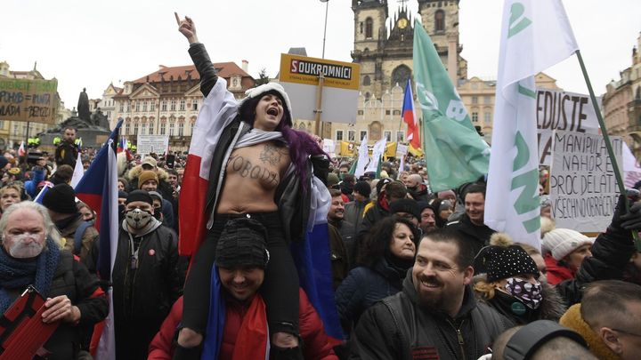 V Praze protestovaly asi 3000 lidí proti vládním opatřením, promluvil Landa i Klaus