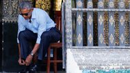 Barack Obama se rozhodl navštívit nejvýznamnější buddhistický chrám v Laosu. Do buddhistických chrámů se podle tradice vstupuje naboso. Zout se tak musel i nejmocnější muž planety.