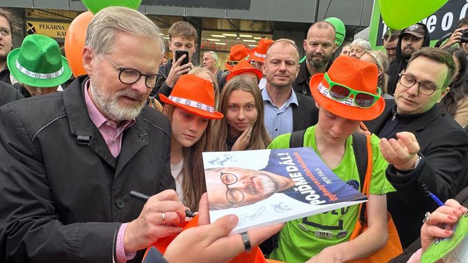 Aktuálně.cz přináší výjimečný pohled do blízkosti premiéra Petra Fialy ve chvílích, kdy za ním chodili lidé s různými dotazy i prosbami.