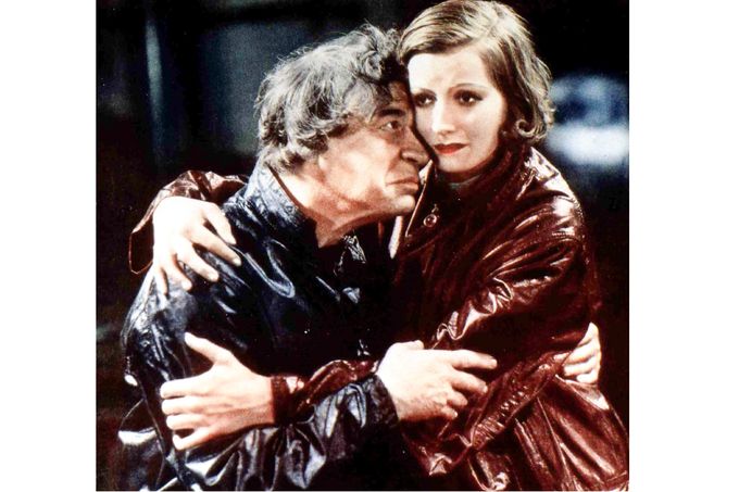 Greta Garbo (Anna Christie) v objetí s Georgem F. Marionem (otec Chris) ve filmu Anna Christie z roku 1930, který byl jejím zvukovým debutem. Kolorováno