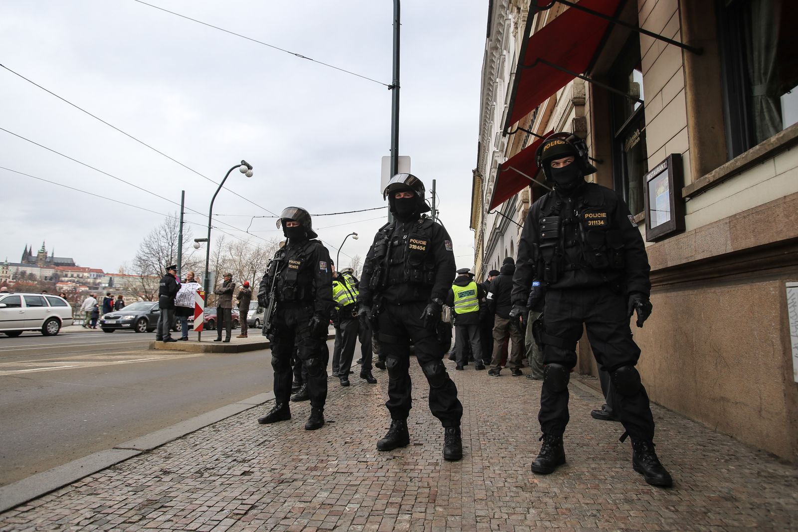 Pro a proti čínští demonstranti u Národního divadla