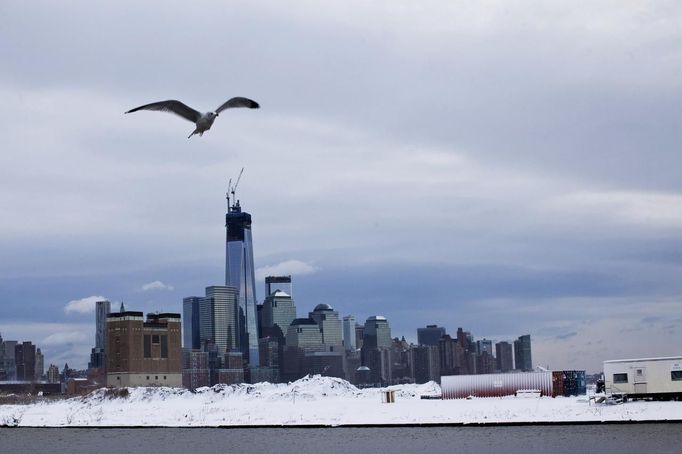 The skyline of New York's Lower Manhattan and One World Trade Center after the passing of a winter storm in Newport in New Jersey, February 9, 2013. A blizzard packing hurricane-force winds pummelled the northeastern United States on Saturday, killing at least one person, leaving about 600,000 customers without power and disrupting thousands of flights. REUTERS/Eduardo Munoz (UNITED STATES - Tags: ENVIRONMENT DISASTER) Published: Úno. 9, 2013, 3:52 odp.