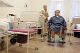 Elvíra Poláková (na vozíku) skončila v léčebně poté, co se u ní při pobytu v nemocnici objevily proleženiny. Za ní stojí její sestra Věra Voženílková.