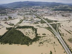 Zatopené okolí Deggendorfu. Tady voda přitom vůbec útočit neměla.