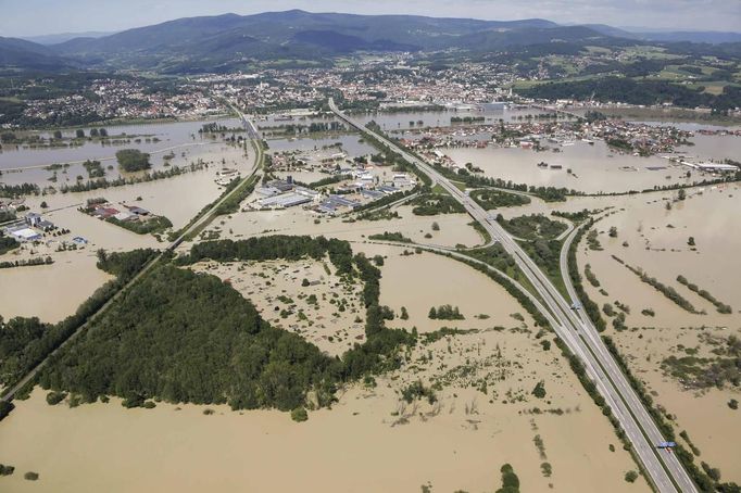 Povodní obklíčené silniční komunikace A92 a A3 nedaleko Deggendorf.