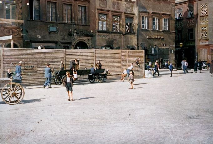 Americký fotograf Julien Bryan zachytil obléhanou Varšavu v září 1939, kdy dokumentoval život civilistů a zkázu způsobenou německými útoky. Kolorovaný snímek.