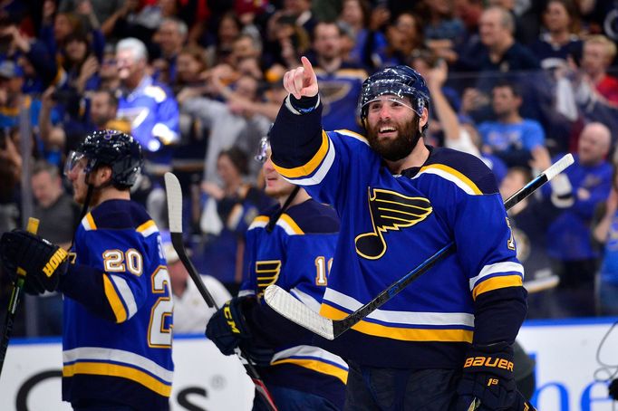 Čtvrtfinále play off NHL 2018/19, St. Louis - Dallas: Domácí Patrick Maroon oslavuje vítězný gól v sedmém utkání.