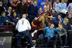 James při výhře Clevelandu zranil divačku, manželku golfisty Daye