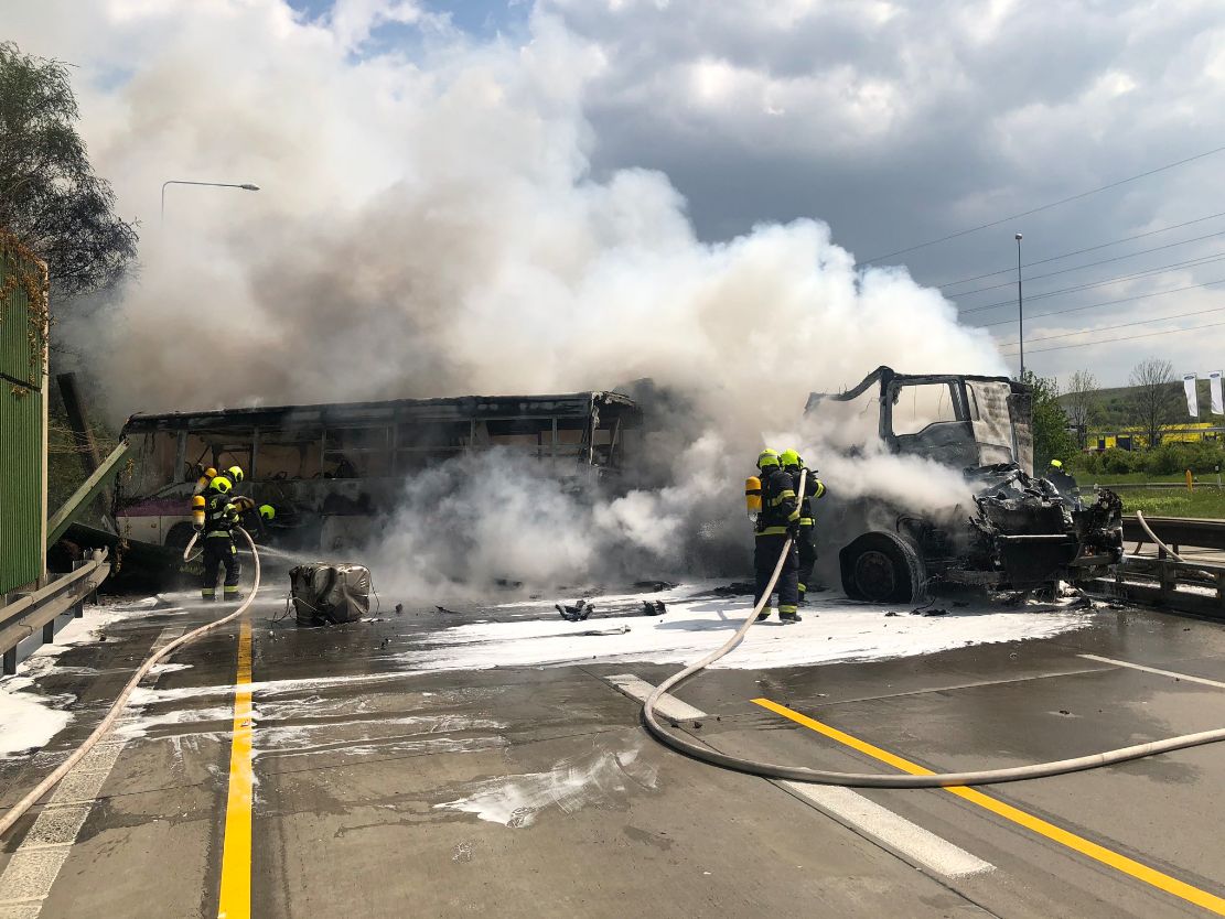 požár autobus pražský okruh