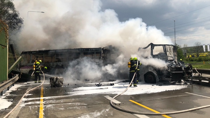 Požár na Pražském okruhu: U Řeporyjí hoří autobus, provoz stojí v obou směrech